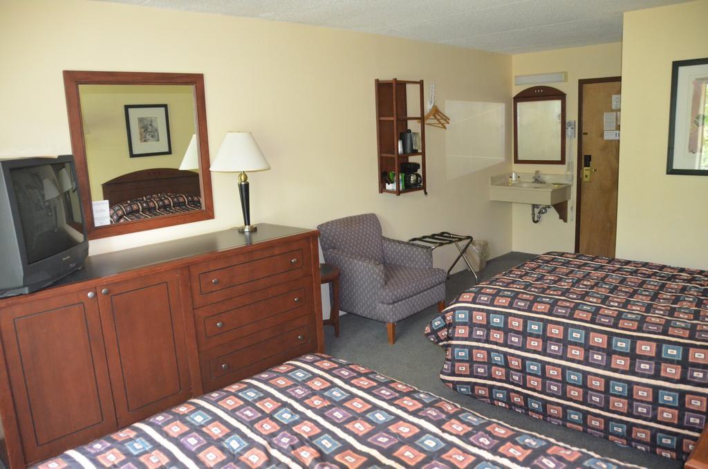 Devil'S Head Resort Merrimac Room photo